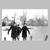 080-0014 Am Muehlenteich im Winter. Hinten links das Haus Stuermer uznd rechts das Anwesen von Bauer Mueller.jpg